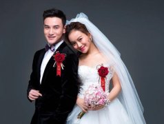 新娘结婚胸花戴哪边