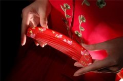 新娘梳头十句吉祥语 新娘梳头有什么讲究