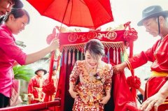 喜娘在婚礼上要做什么