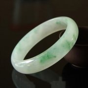 结婚时新娘挑选翡翠手镯时要注意的重点
