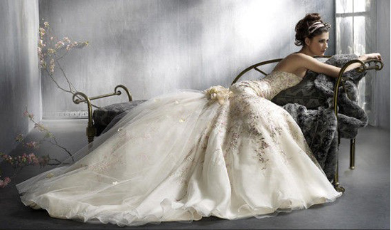 欧式复古新娘的婚纱款式选择与婚纱照拍摄