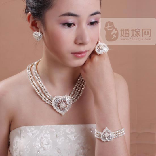珍珠饰品与婚纱礼服的搭配方法