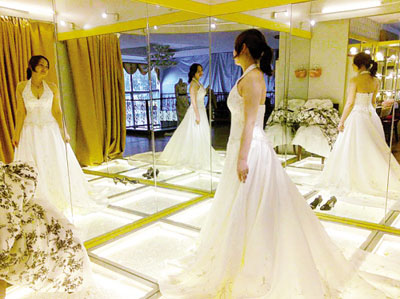婚礼当天新娘穿婚纱的造型准备步骤