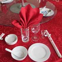 新年婚宴餐桌装饰 喜庆餐巾鸡冠花的折法