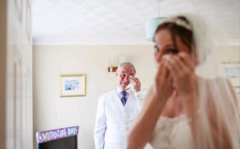 婚礼上父亲与新娘的催泪感人瞬间