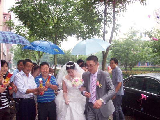 结婚那天下雨 ：打伞