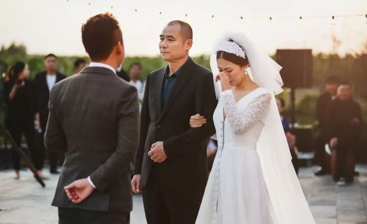 婚礼上新娘美到发光的瞬间，不拍下来后悔一辈