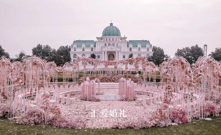 双鱼之恋，把布达佩斯大饭店搬进粉色的海洋里