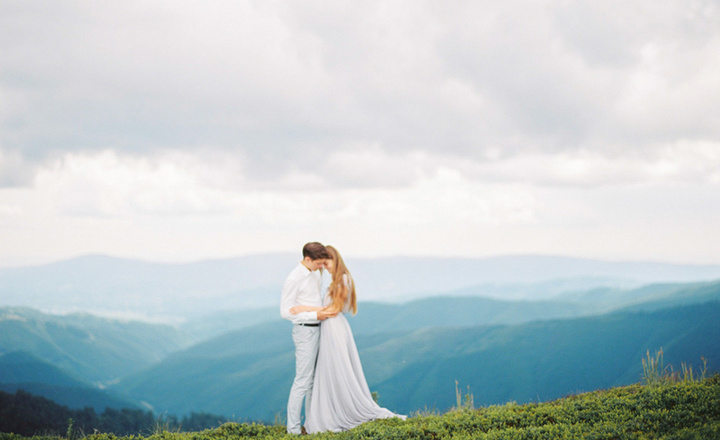 俯瞰世界的婚摄艺术 ：20张令人震撼的山景婚纱